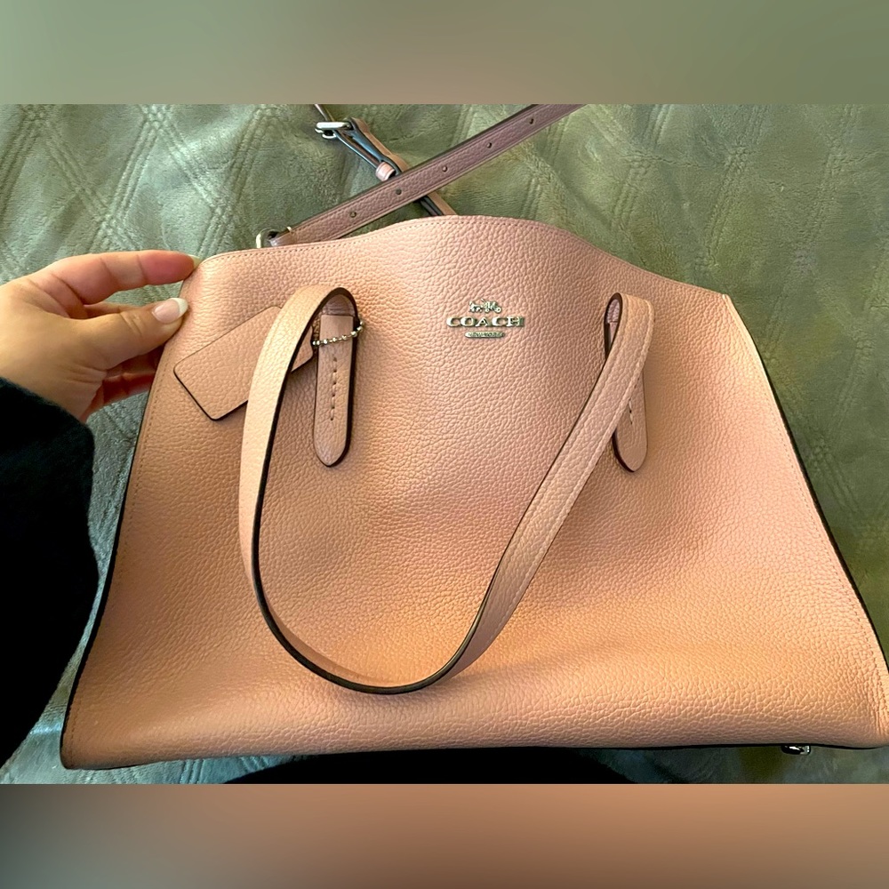 Good condition light pink coach bag!